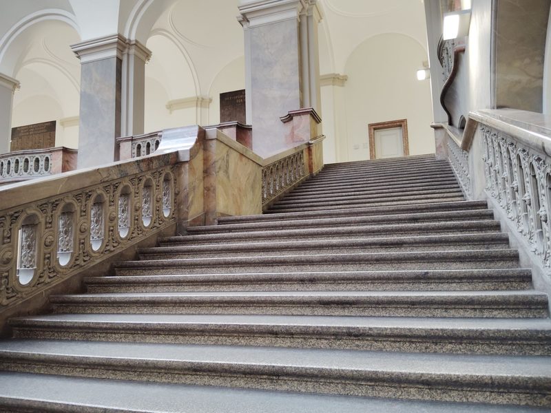 Steintreppe in einem Gebäude