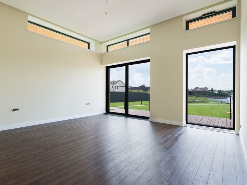 Neuer Holzboden vor grossen Fenstern