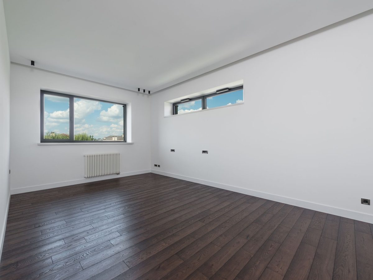 Raum mit neuem Holzboden und grossen Fenstern